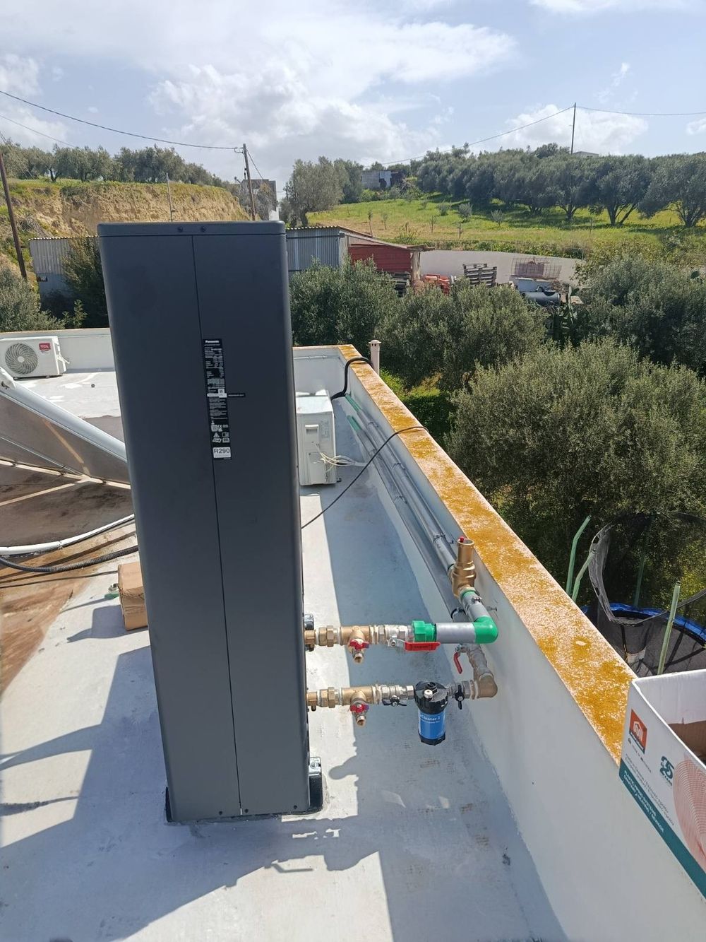 Τοποθέτηση αντλίας θερμότητας με θέα στην ύπαιθρο