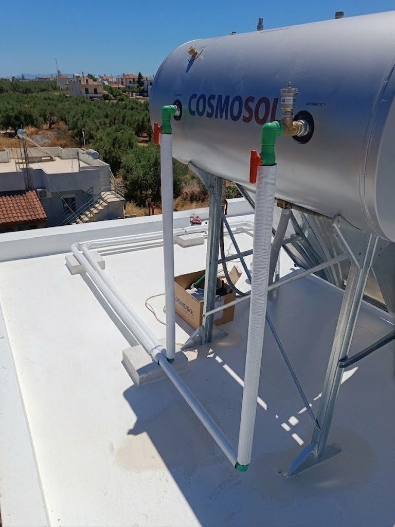 Ηλιακός θερμοσίφωνας σε ταράτσα με θέα